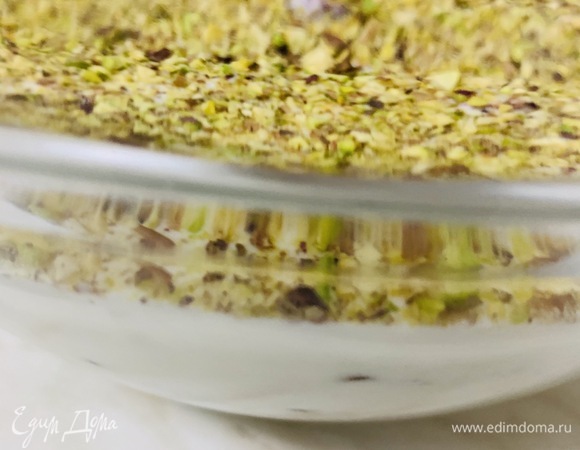 Накрываем форму пищевой пленкой и отправляем на ночь в холодильник для пропитки.