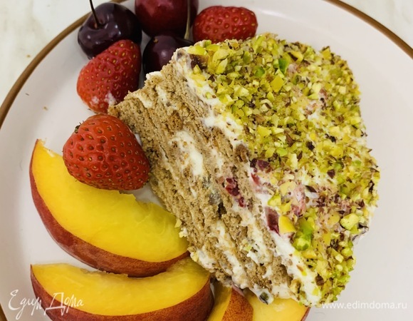 После холодильника крекеры полностью пропитываются, и получается плотный «бисквитный» торт.