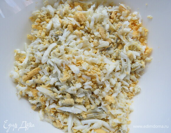 7 яиц предварительно отвариваем. Вареные яйца натираем на крупной терке.