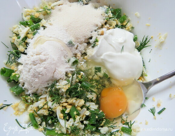 Всыпаем муку и манную крупу, добавляем сырое яйцо. Солим, перчим и добавляем сметану. Хорошенько перемешиваем.