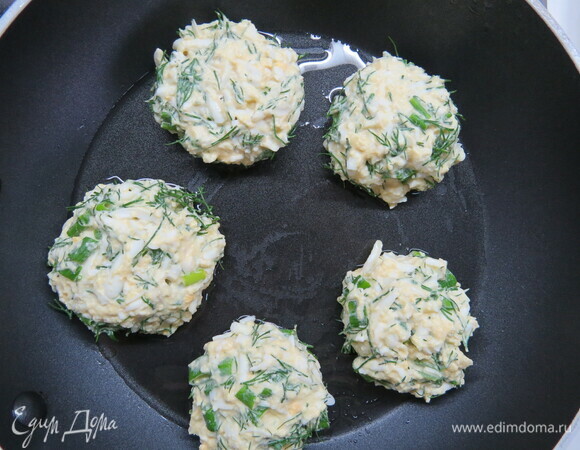 Из полученной массы влажными руками формуем котлетки. Выкладываем их на сковороду с разогретым растительным маслом. И обжариваем с обеих сторон до золотистой корочки.