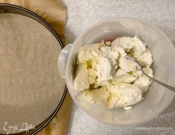 Сливочный сыр тщательно растереть лопаткой.