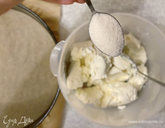 Постепенно добавить сахар и ванильный экстракт. Размешать в гладкую массу.