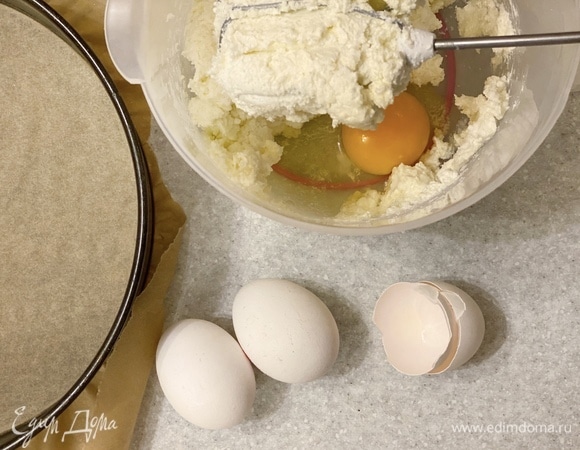 По одному вбить яйца. Перемешать после каждого.