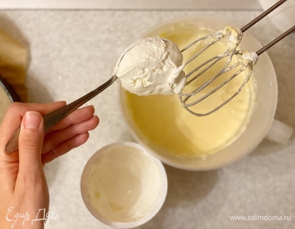 В самом конце добавить сметану. Хорошо перемешать. На каждом этапе перемешиваем очень аккуратно, чтобы не было пузырьков.