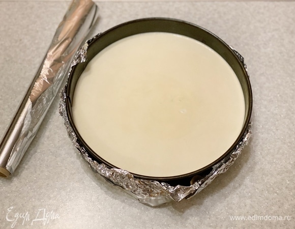 Форму обернуть двойным слоем фольги. Поставить на противень, наполненный горячей водой (водяная баня). Запекать 1 час 20 минут при 160°C. Готовый чизкейк убрать на ночь в холодильник.