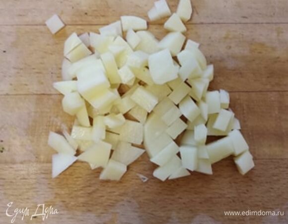 Мелко нарезаем картофель. Суп варится очень быстро, поэтому картофель должен быть нарезан на тонкие пластины, а потом на мелкие кубики, чтобы успел свариться. Опускаем в бульон. Не даем кипеть бурно.