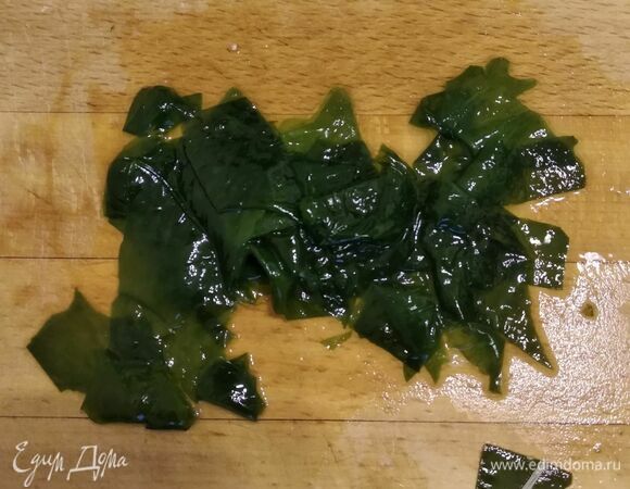 Размокшую вакаме нарезаем. Добавляем в бульон через 5 минут после картофеля.