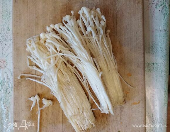 Грибы эноки хорошенько промываем, обсушиваем и нарезаем. Необходимо отрезать от корня примерно 2 см. На фото грибы еще не нарезаны. Нарезанные грибы добавляем в суп. Вливаем бульон с мисо. Нарезаем тофу и добавляем в суп. Варим до готовности картофеля. Подаем с зеленым луком. Приятного аппетита!