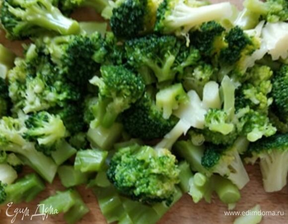 Отварить брокколи и нарезать.