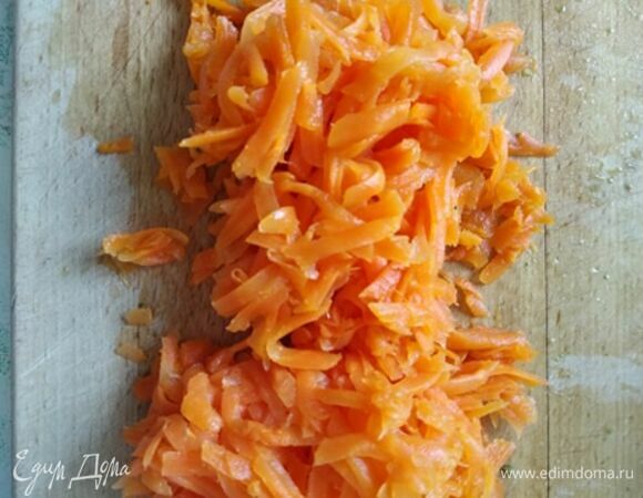 Вареную морковь натереть на крупной терке.