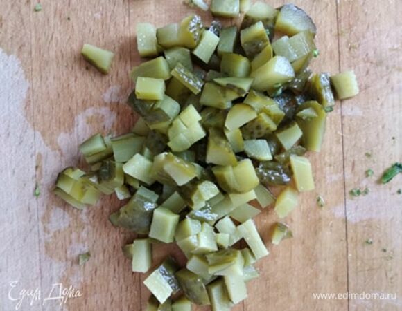 Нарезать соленые или маринованные огурцы. Если огурцы мелкие, возьмите три или четыре.