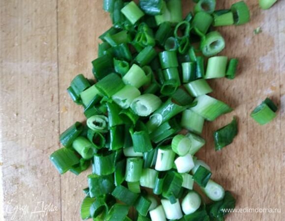 Нарезать зеленый лук.