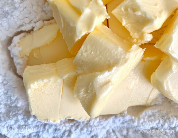 Просейте в миску рисовую муку, добавьте соль, сахар. Охлажденное сливочное масло (достать из холода за 30 минут до готовки) нарежьте кубиком и добавьте к муке. Перетрите тесто в крошку, сначала слегка руками, а затем — венчиком.