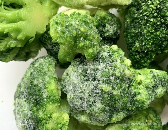 Приготовьте начинку. Брокколи отварите в подсоленной кипящей воде около 5 минут после закипания. Затем аккуратно откиньте на дуршлаг и разрежьте на небольшие кусочки (2 х 2 см).