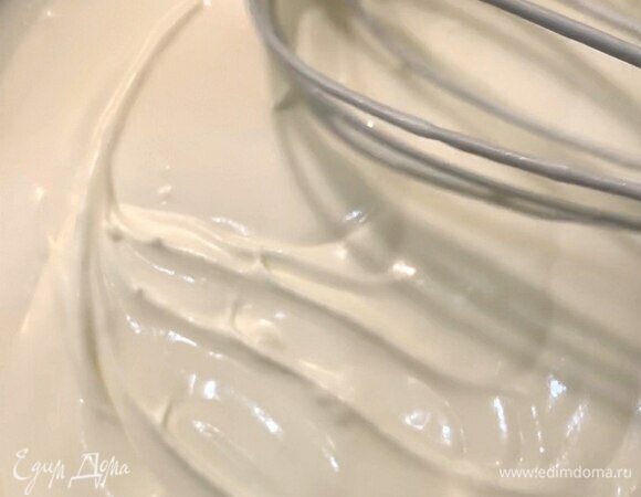 Готовим белую начинку. Холодные сливки начать взбивать миксером на небольшой скорости и постепенно добавить 100 г сахарной пудры. Взбивать до устойчивого состояния (у меня ушло примерно 10 минут).