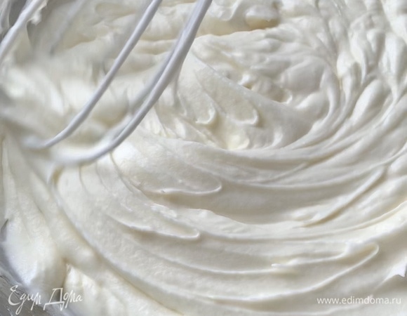 Сливочный сыр комнатной температуры взбить венчиком со 100 г сахарной пудры, добавить лимонный сок и ванилин. Через сито влить теплый растворенный желатин, перемешать. Затем аккуратно ввести взбитые сливки. Влить сливочную массу к песочной основе и поставить в холодильник.