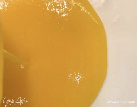 Все хорошо смешать и вылить сверху на сливочную начинку. Готовый чизкейк отправить на 4–5 часов в холодильник, а лучше на ночь.