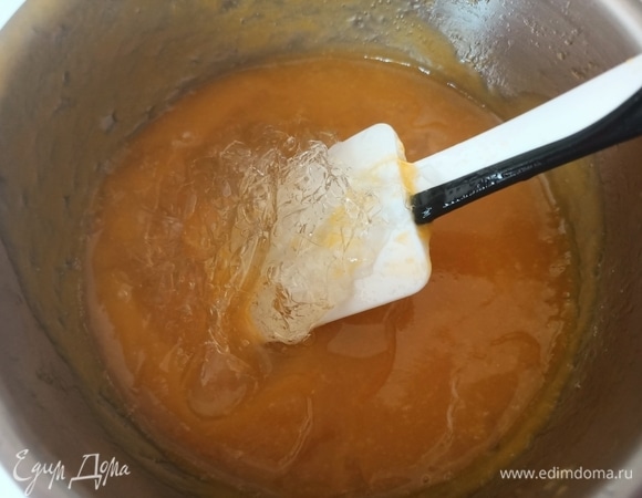 Желатин замочить в холодной воде. Затем отжать и добавить во фруктовое пюре, хорошо перемешать до полного растворения желатина.