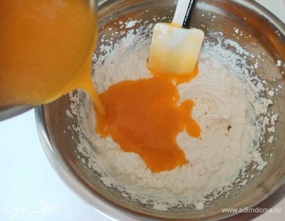 Рикотту взбить, добавить фруктовое пюре и перемешать.