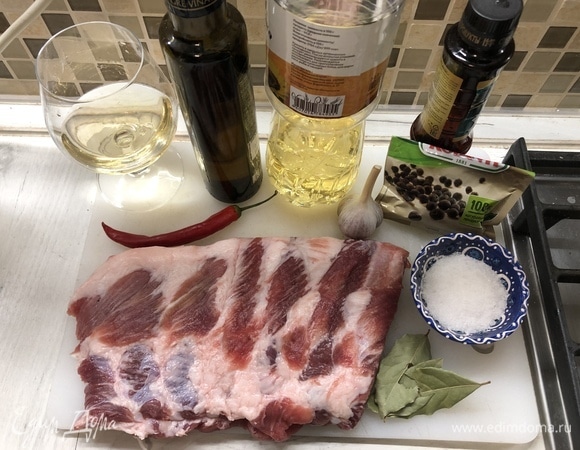 Ребра моем, сушим бумажными полотенцами.