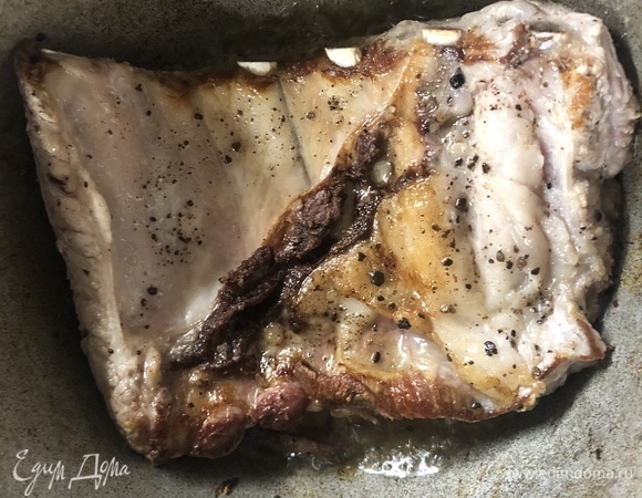 В масле обжариваем ребра с двух сторон до золотистой корочки.