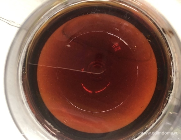 Смешиваем яблочный сок с соевым соусом и яблочным уксусом.