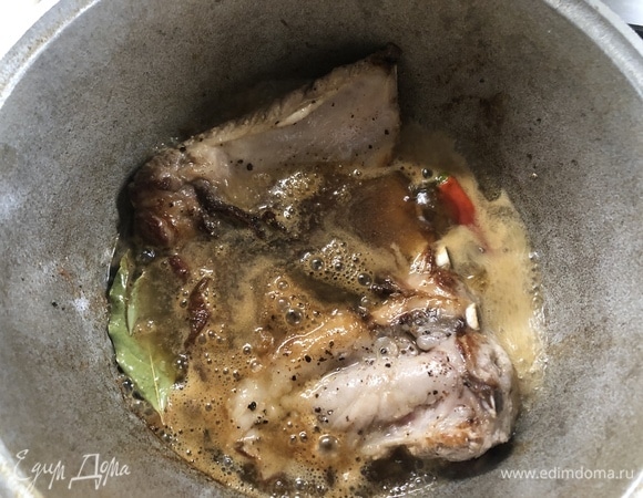 Заливаем полученной смесью, убавляем огонь, закрываем крышкой, тушим 40 минут.