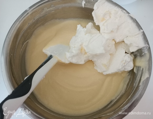 Отдельно взбить охлажденные сливки с сахарной пудрой и аккуратно с помощью силиконовой лопатки смешать с рикоттой.