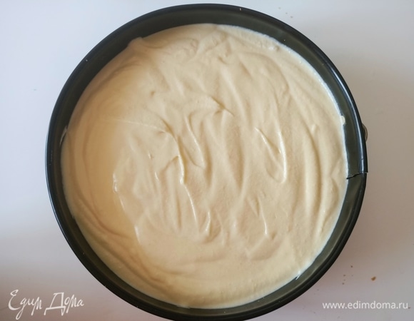 Достать форму из холодильника, выложить получившуюся массу и вернуть в холодильник на 1 час.