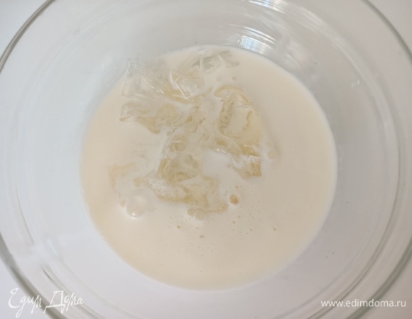 Готовим второй слой. Желатин замочить в холодной воде. Подогреть 50 мл сливок и растворить желатин.