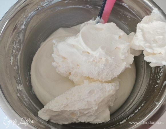 Рикотту выложить в глубокую миску, добавить 50 г сахарной пудры, взбить. Затем тонкой струйкой влить желатин и снова перемешать с помощью миксера. Отдельно взбить охлажденные сливки с сахарной пудрой, аккуратно силиконовой лопаткой перемешать с рикоттой.