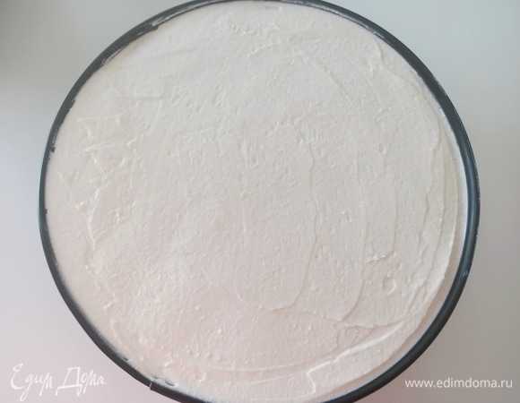 Достать форму из холодильника, выложить крем, разровнять и вернуть в холодильник еще на 1 час.