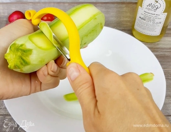 ⠀Кабачок нарезать тонкими слайсами, посолить. Дать постоять минут 10.