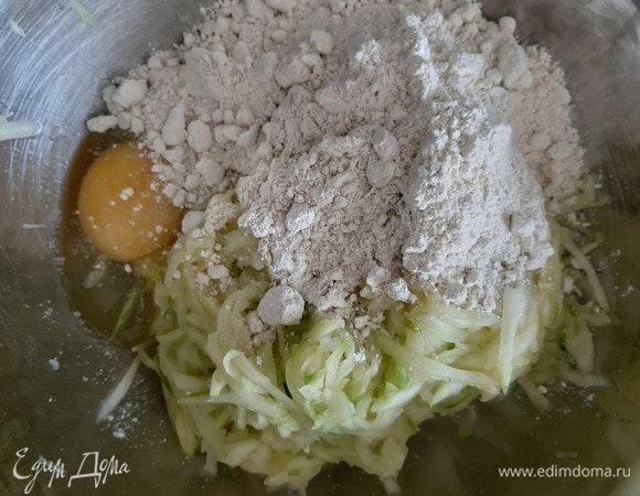 Один крупный кабачок очистить, натереть на терке, посолить и дать ему немного постоять, после чего отжать жидкость. Добавить яйцо, муку и хорошо перемешать. Муку можно взять любую.