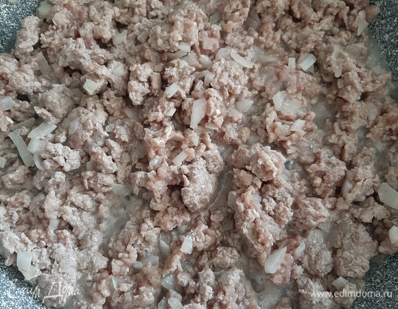 Фарш обжарить с мелко нарезанный луком, добавить соль и специи по вкусу. Дать остыть.