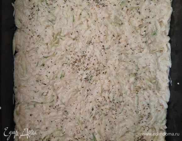 Кабачковое тесто выложить в форму, сверху посыпать зеленью, можно выложить кольца помидоров, смазать майонезом или томатной пастой.