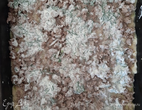 Поливаем соусом из сметаны, чеснока и укропа. Ставим в разогретую до 200°С духовку на 20 минут.