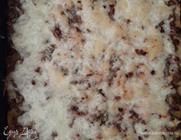 Через 10 минут пицца готова. Нарезаем порционно и подаем, приятного аппетита!