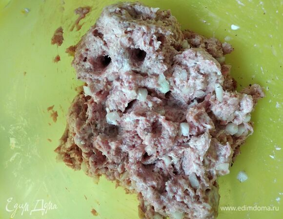 С хлеба срезать корочки и размочить в воде или в молоке. Лук мелко порубить. Добавить в фарш лук, отжать хлеб и тоже положить в фарш. Добавить соль и специи. Брынзу нарезать кубиками. Добавить в фарш. Вбить одно яйцо. Фарш хорошо вымешать, отбить и поставить в холодильник на 30 минут.
