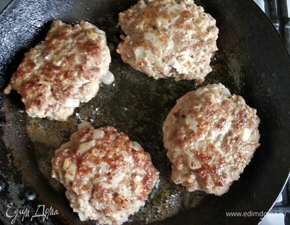 Из фарша сформировать бифштексы. Обжарить на раскаленном растительном масле до румяной корочки. Переложить в форму для запекания, смазанную маслом. Накрыть фольгой и отправить в предварительно разогретую до 200°C духовку минут на 15–20. Вкусные сочные бифштексы готовы. Подавать с овощным салатом или любимым гарниром. Приятного аппетита!