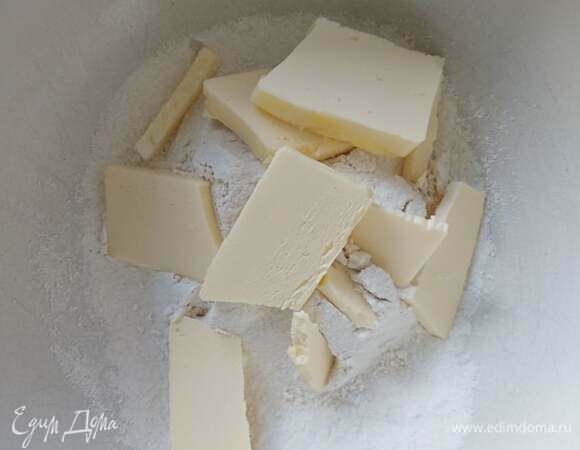 К просеянной муке добавить щепотку соли, сахар, нарезанное на кусочки сливочное масло. Маслу предварительно дать размягчиться при комнатной температуре. Пальцами сделать крошку. Добавить яйцо и замесить тесто. Завернуть в пищевую пленку и отправить в холодильник на 30 минут.
