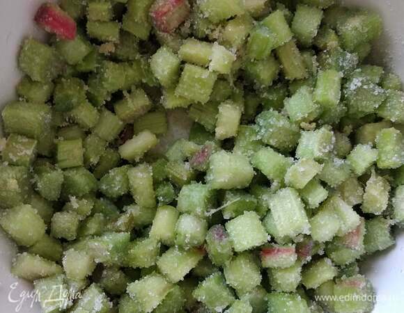 Ревень очистить и нарезать кусочками. Переложить в миску. Добавить сахар. Имбирь натереть на мелкой терке. Я очень люблю имбирь, поэтому взяла кусочек размером 5 см в длину. В рецепте было 3 см.