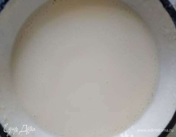 В другой миске смешать йогурт, яйца, мед и крахмал.