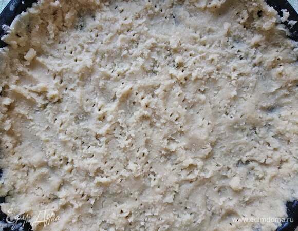 Форму для выпечки смазать маслом. Достать тесто из холодильника и руками распределить по форме, не забыв про бортики. Наколоть вилкой.