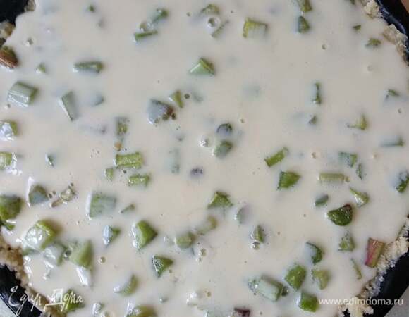 На тесто равномерно выложить ревень с имбирем и сахаром. Сверху залить йогуртово-яичной заливкой.