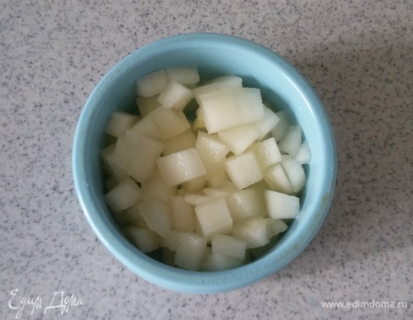 Дыню очистить от семян и корки. Нарезать мелким кубиком. Затем выложить в форму для запекания.