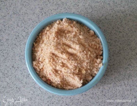 Затем эту крошку выложить поверх дыни в форму для запекания. Духовку разогреть до 180°C. Поставить в духовку противень с крамблом на 20 минут (время приготовления зависит от вашей духовки). Спустя указанное время достать противень из духовки. Украсить горячий крамбл любым мороженым (я использовала пломбир), которое вам нравится. Приятного аппетита!