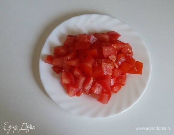 Помидор нарезаем мелким кубиком.