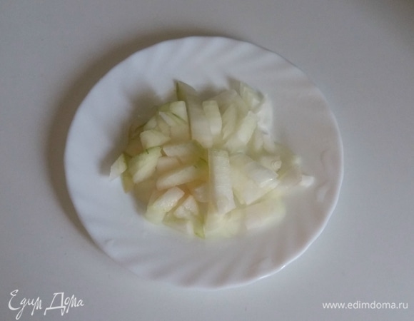 Репчатый лук мелко нарезать.